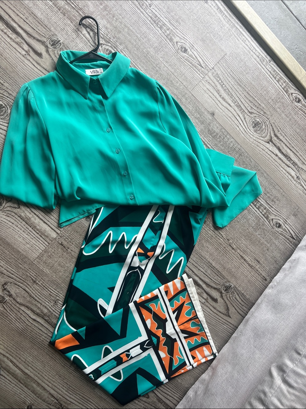 Teal & Black Geometric Wide-Leg Pants with Orange Accents